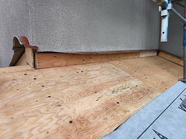 大阪市東住吉区の住宅リフォーム。仕上げ材と雨押え板金を設置し、下屋根の葺き替え完成